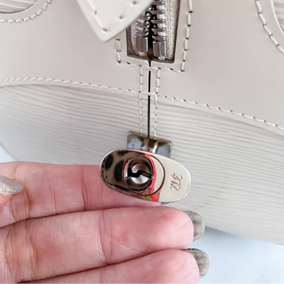 Louis Vuitton Bowling Montaigne GM - Ivory Epi Leather - Picture 4 of 12